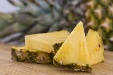 Olgun ananas dilimlenmiş.