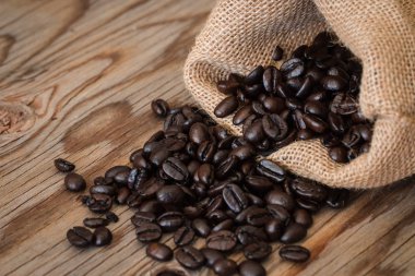 bir çuvalın içinde kavrulmuş kahve çekirdeği.