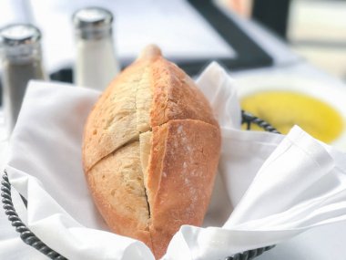 Zeytinyağlı taze ekmek.