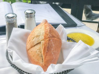 Zeytinyağlı taze ekmek.