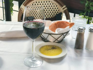 Şarap, taze ekmek zeytin yağı ile.
