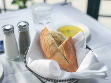 Zeytinyağlı taze ekmek.