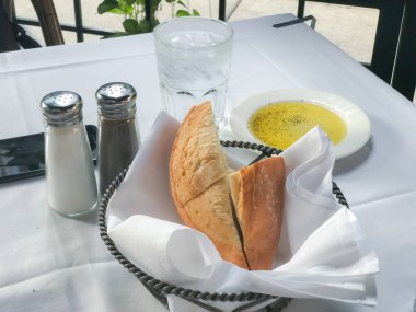 Zeytinyağlı taze ekmek.