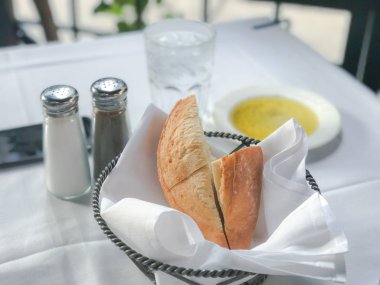 Zeytinyağlı taze ekmek.