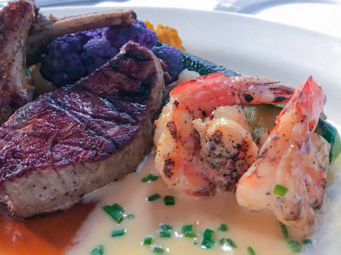 Izgara sığır eti ve shirmp biftek.