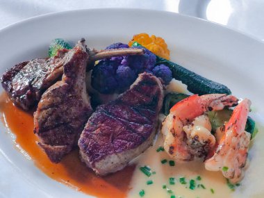 Izgara biftek, pirzola, kuzu pirzolam ve shirmp biftek.