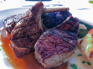 Izgara sığır eti, domuz eti ve kuzu pirzolası biftek.