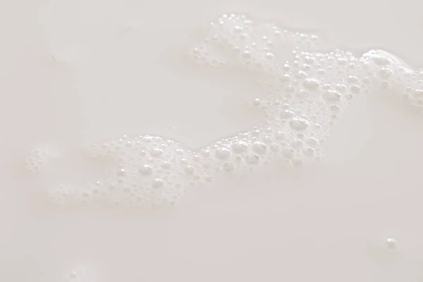 The bubbles are on top of fresh milk. — Stock Photo, Image