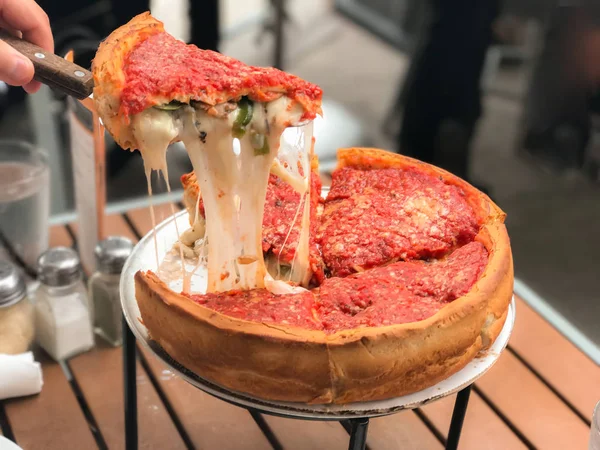 Chicago Pizza peyniri ile doldurulmuş.