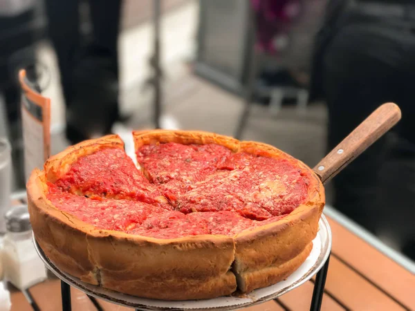 Chicago Pizza peyniri ile doldurulmuş.