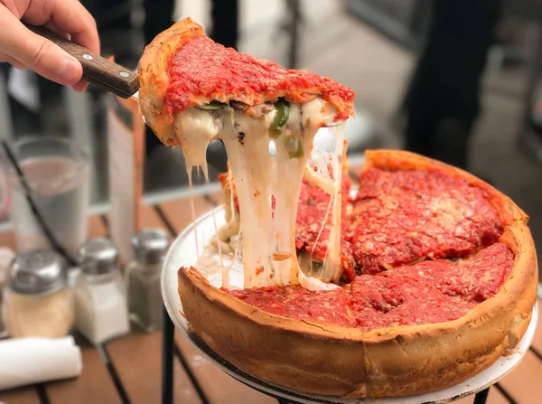 Chicago Pizza peyniri ile doldurulmuş.