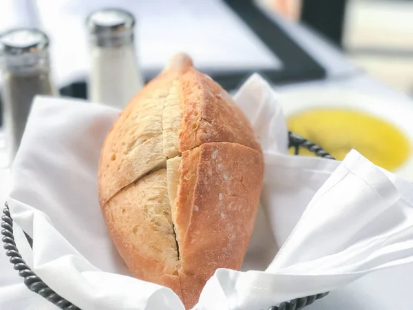 Zeytinyağlı taze ekmek.