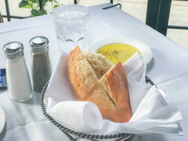 Pão fresco com azeite . — Fotografia de Stock