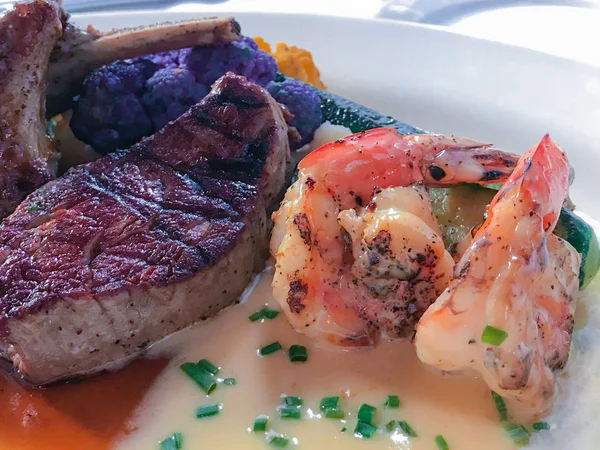 Izgara sığır eti ve shirmp biftek.