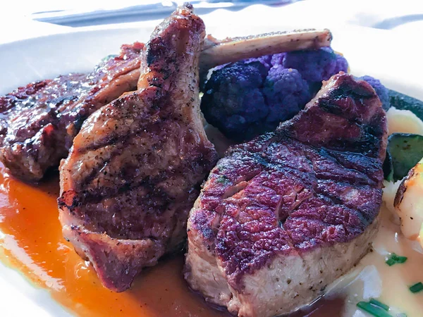 Izgara sığır eti, domuz eti cho, p ve kuzu pirzolası biftek.