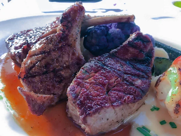 Izgara sığır eti, domuz eti ve kuzu pirzolası biftek.