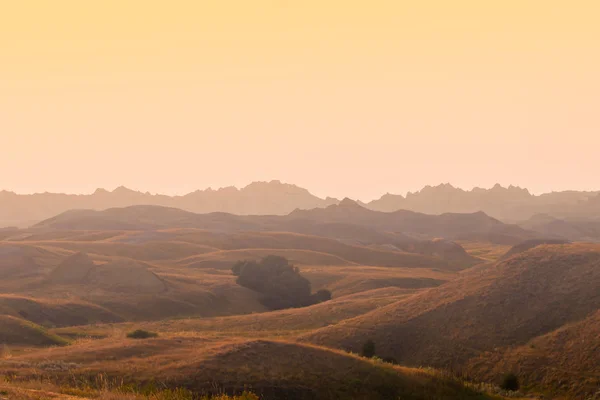 Doğal görünümü Badlands Ulusal Parkı'nda gün batımında.