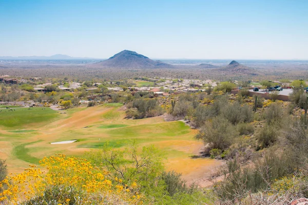 Op vista do campo de golfe na paisagem do deserto . — Fotografia de Stock