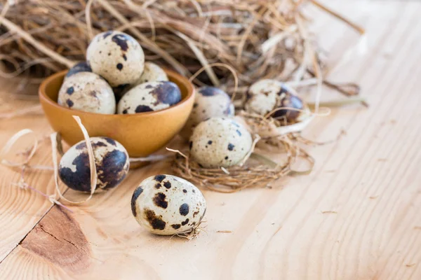 Huevos de codorniz en un tazón y poner alrededor de ella borde . — Foto de Stock