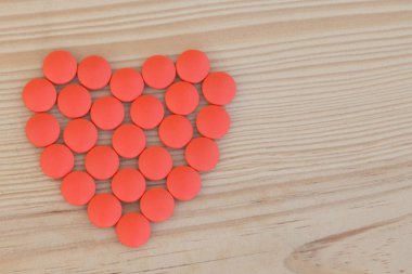 Şekil kalp kırmızı hap 