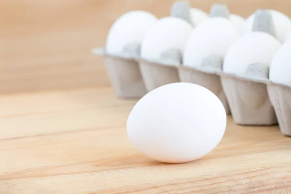 Primer plano de los huevos de gallina crudos en la caja de huevos — Foto de Stock