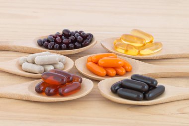 Bir kaşık sağlıklı Vitamin upplement kapsül.