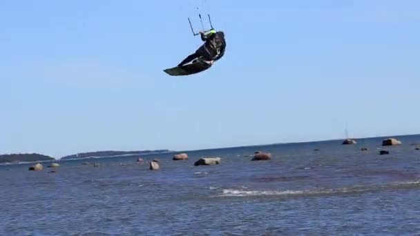 The kite surfer's fine engagement above the sea — Stock Video