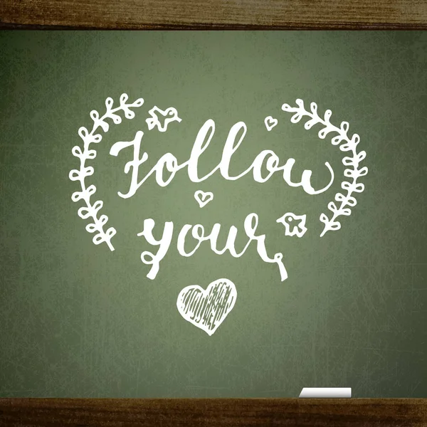 Fond de Saint-Valentin avec les mots de Follow Your Heart, écrit à la main sur un tableau noir à la craie — Image vectorielle