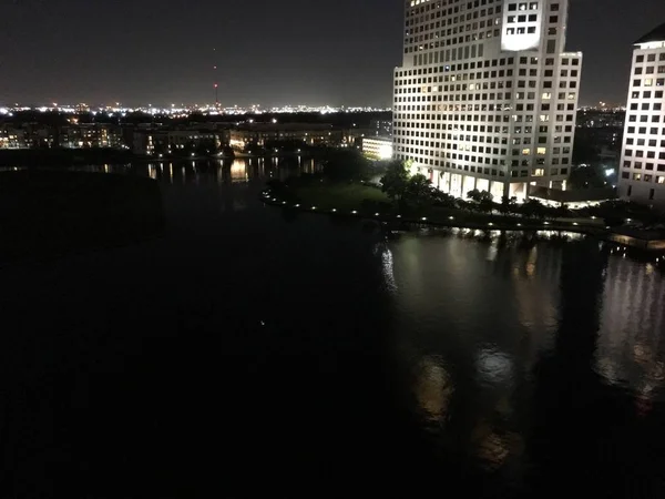 Pohled z jezera Carolyn v noci se světly v Dallasu v obzoru, Irving Las Colinas, Texas, Usa — Stock fotografie