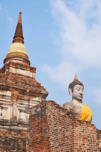 Buda heykeli ve Tayland tapınak eski pagoda, gökyüzü parlak.