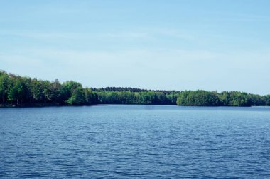 Göl güneşli bir gün