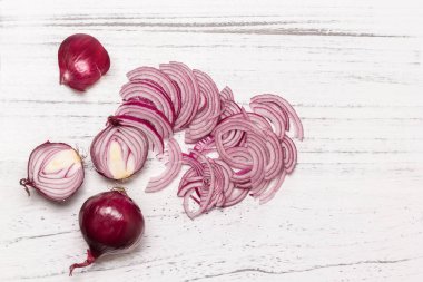 Beyaz arka plan üzerinde üstten görünüm izole kırmızı soğan