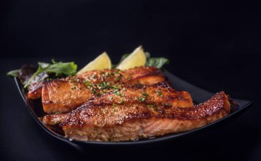 Tatlım-soya sır ve taze sebze yakın çekim bir plaka üzerinde de somon. 