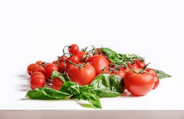 İtalyan yemeği arka plan domates fesleğen zeytinyağı ve bütün tahıl spagetti ile