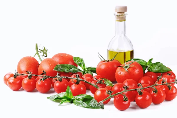 토마토 바 질 올리브 기름 및 전체 이탈리아 음식 배경 — 스톡 사진