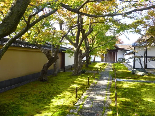 Ünlü Daitokuji tapınağın Kuzey Kyoto (Japonya karmaşık bir yol)