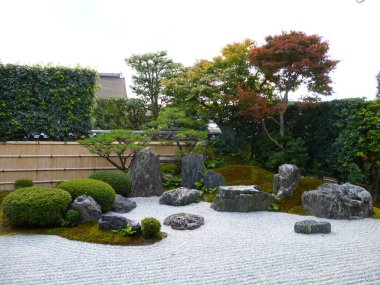 Daitoku-ji Budist Kyoto şehir karmaşık bir zen alt Tapınağı Korin bileşenidir. Zen Bahçesi dağlar azaleas ve orman gülleri, yaprak dökmeyen ağaçlar ve maples, yosun ve kayaların kurak bir manzara temsil eder.