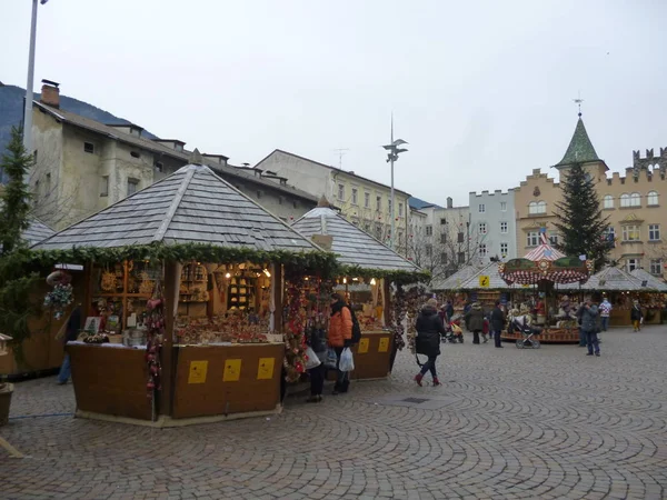 De kerstmarkt op het centrale plein van Bressanone-Brixen (Italië 2013) — Stockfoto