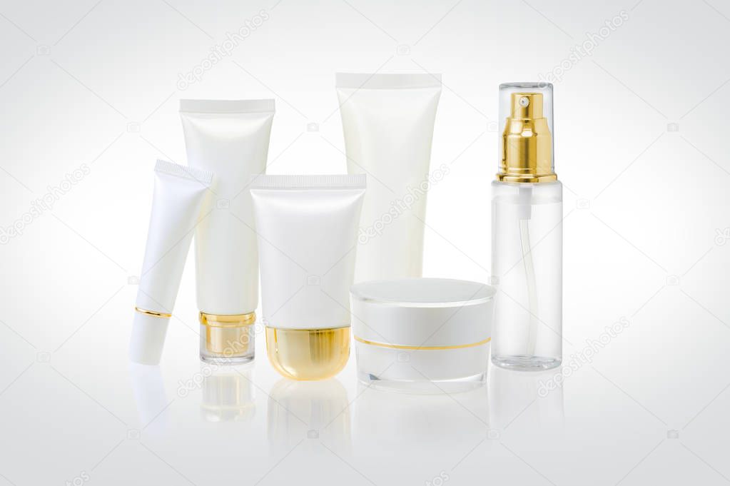 Set of cosmetic containers