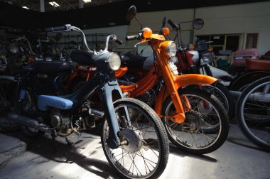 Bir depoda eski motosiklet park