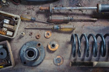 El aletleri ve araba parçaları batık