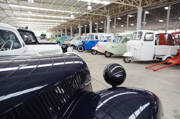 Aparcamiento de coches retro en un almacén — Foto de Stock