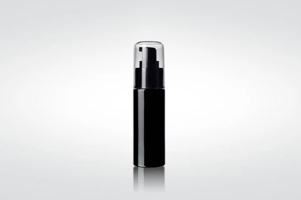黒の光沢のある化粧品スプレー ボトル — ストック写真