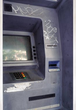Terk edilmiş otomatik vezne makinesi