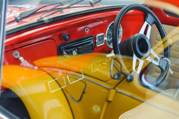 Um reflexo de amarelo VW beatle em outro vermelho — Fotografia de Stock
