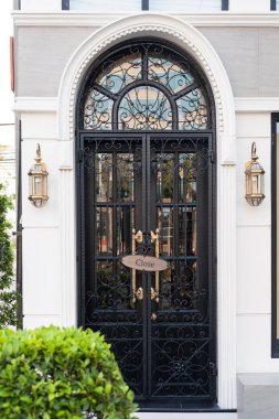 Bej renkli duvar ile süslü kemer kapı