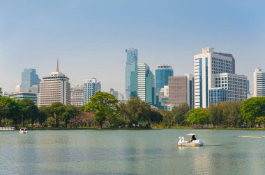 Bir göl Lumphini genel Park Bangkok cityscape ve raket tekne