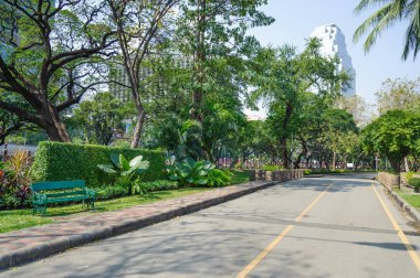Çalışan ve bisiklet lane ile yeşil ve huzurlu kamu parki