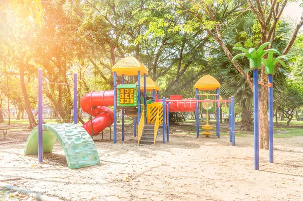 多彩的儿童户外游乐场在公共公园 — 图库照片