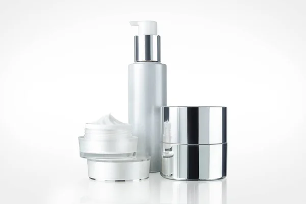 Conjunto de envases cosméticos. Botella dispensadora de productos cosméticos y — Foto de Stock